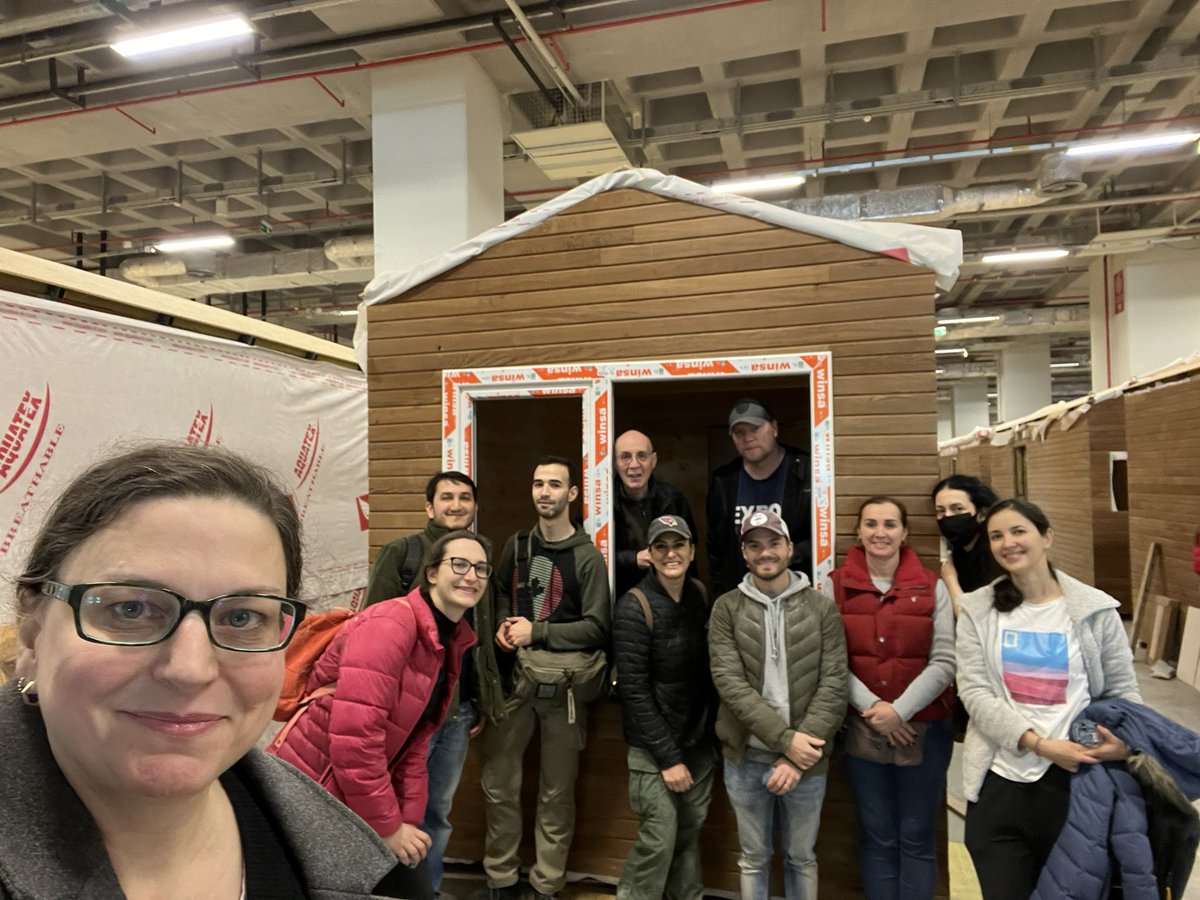Une très belle journée avec des collègues du Consulat général du Canada à Istanbul. Nous avons aidé à construire de petits abris avec #HaosDesign pour les familles touchées par les tremblements de terre en #Turquie.