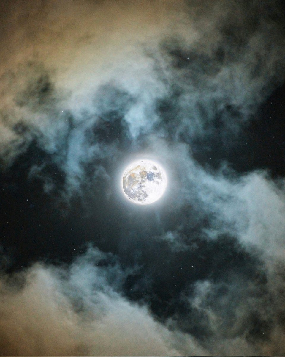 Mineral moon ☁️🌕

Canon EOS 550d
75 300 kit lens

#moon #Astrophotography #astronomy #ay 
<a href="/AstroPhotoTurk/">Astrophotography Turkey 🇹🇷</a>
