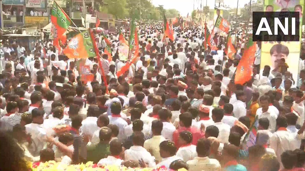 Karnataka | Former CM BS Yeddyurappa held a roadshow at Jewargi town in district…