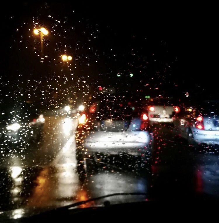 bonus_DLNC's tweet photo. [20:20]

‘อ่า ฝนตกอะไรตอนนี้นะ’

/เก็บมือถือที่คุยอยู่ ตั้งใจขับรถด้วยความเร็วที่ช้ากว่าปกติมาก/

ค่ำๆวันทำงานที่ยังไม่กลับที่พัก ตอนแรกไปทำธุระ แต่ตอนนี้.. เถลไถลเปลี่ยนที่หมายไม่กลับคอนโดซะแล้ว

เตรียมทุกอย่างมายกเว้นเตรียมร่ม
..หวังว่าตอนไปถึงจะไม่เปียกนะ https://t.co/B7WTQiFV1d