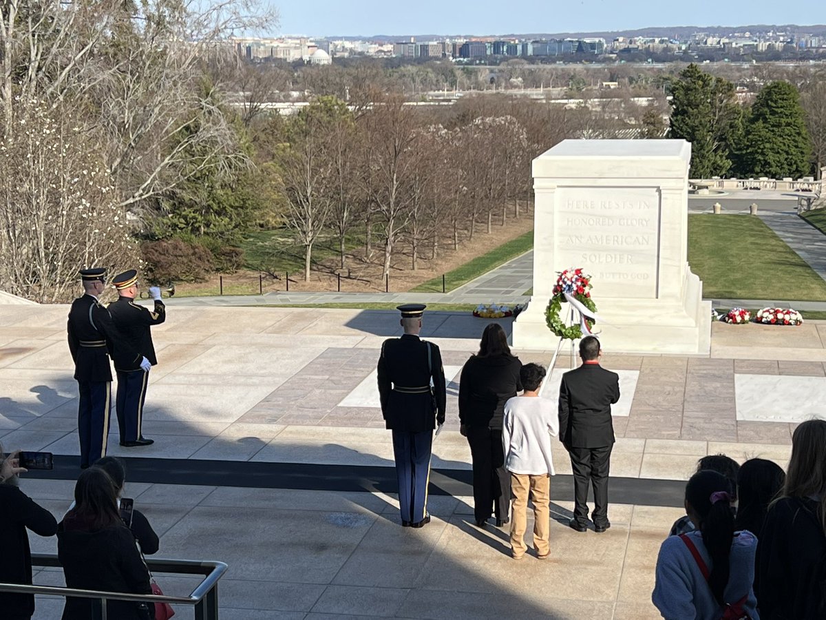 mskaja116's tweet photo. My favorite part about visiting Arlington is watching our students lay a wreath at Tomb of the Unknown soldier.  They did a great job representing their schools. @ArlingtonNatl @ROUNDLAKEMIDDLE @JTMMScougars https://t.co/GJqe0TkH1g