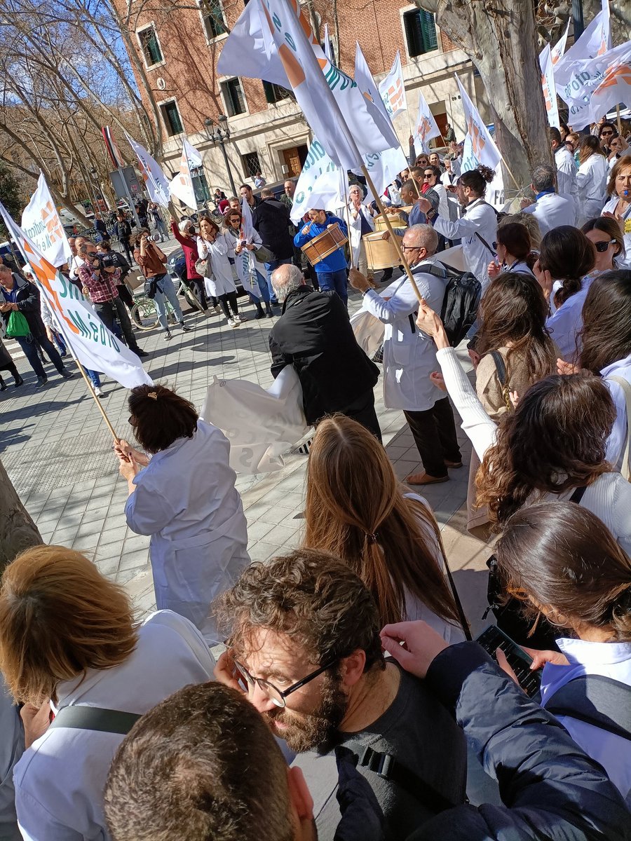#SanidadPublica #atenciónprimaria #Sanidad manifestando nuestra indignación por el maltrato continuado a los médicos de primaria y pediatras de AP #35horasya #agendacerrada