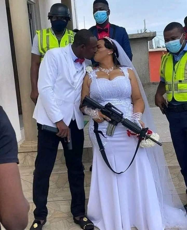 AlainSimplice's tweet photo. Donne un titre a ce mariage https://t.co/Hkqr2I2K4R
