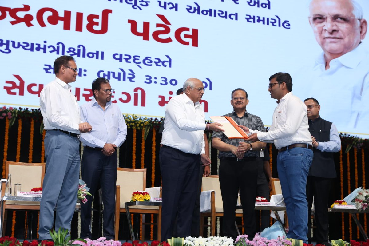 આ અવસરે, માનનીય વડાપ્રધાન શ્રી નરેન્દ્રભાઈ મોદીએ પ્રેરક વીડિયો સંદેશ થકી ઉમેદવારોને ગુજરાતમાં રહેલ રોજગારીના વિપુલ અવસરોની રૂપરેખા આપી હતી. યુવાનો સતત સ્કીલ અપગ્રેડ કરતા રહે અને યુવાશક્તિ દ્વારા ભારત દુનિયાનું ત્રીજા ક્રમનું સૌથી મોટું અર્થતંત્ર બને તેવી નેમ તેમણે વ્યક્ત કરી હતી.
