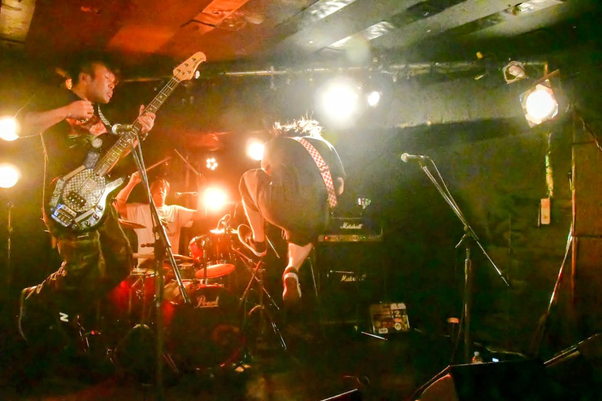 dongurirocker's tweet photo. #DENYONESELF
at #下北沢DaisyBar
今日はスタッフではなく普通のお客さんとして行きました
臨時体制のディナワンでしたが仕上がりがハンパなく良い!
いいvibes受け取ってきた🎶
頑張ってる人って輝いてるし元気もらった
対バンさんもメロコア系でとても楽しかったし!
📸 @dongurirocker
#ディナワン https://t.co/gV6gLjHMEi