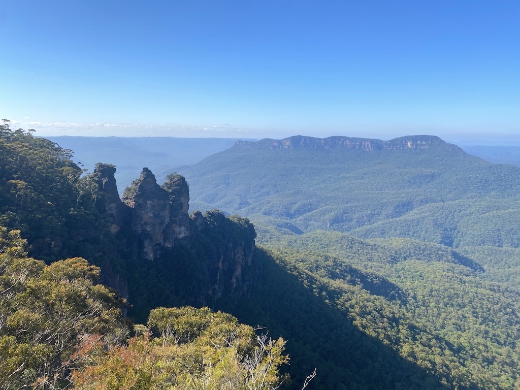 Taking a day trip to the blue mountains from Sydney is easily done. The Blue Mountains are situated west (inland) from Sydney, and are known for their magnificent blue hue. #BlueMountains #NSW #Australia endlessfamilytravels.com/day-trip-to-th…