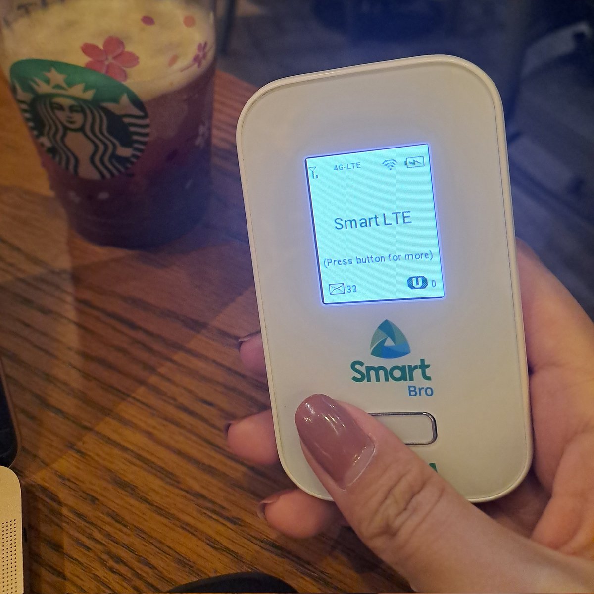 demsangeles's tweet image. Recently loaded this kasi need ko ng backup connection but 1 bar lang siya kahit saan ko i-puwesto.

Went out to check pero ganun pa rin. Hindi na siya worth it. #SmartRocketSIM