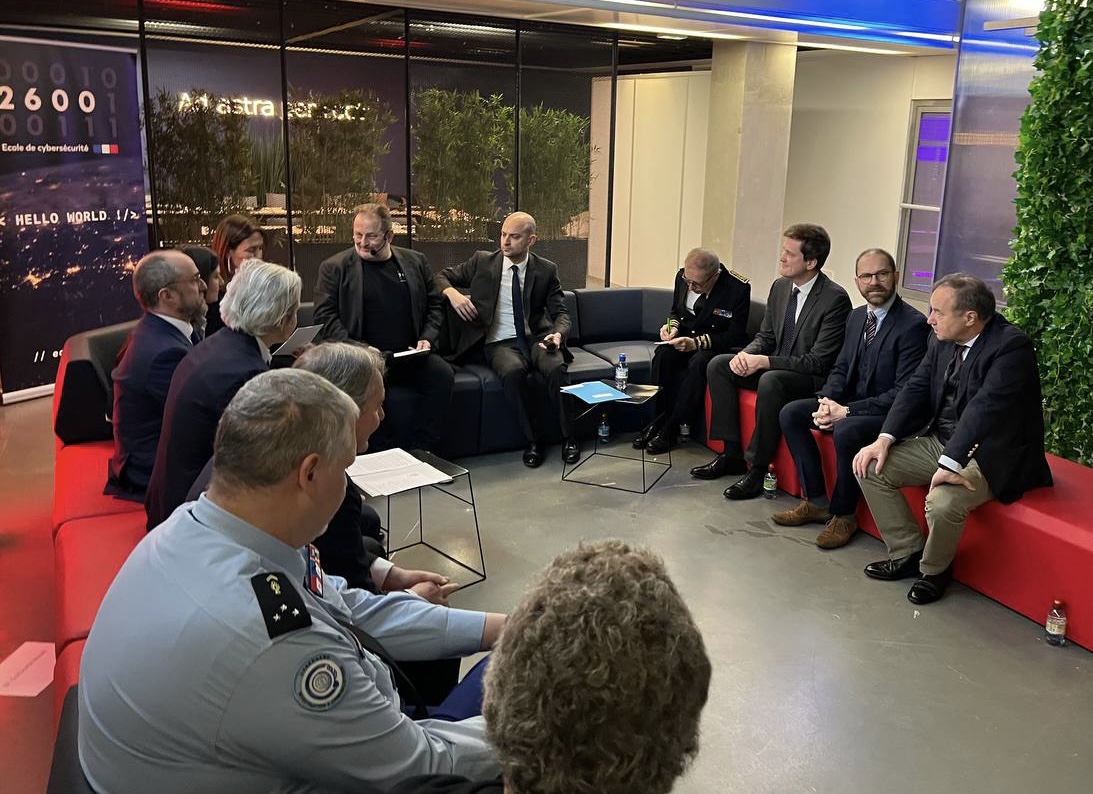charlesrodwell_'s tweet photo. 🌐Avec @jnbarrot à l'@ecole2600 pour échanger avec les équipes, les élèves &amp; les partenaires sur notre #industrie de #cybersecurité

Nous sommes pleinement engagés pour notre #souveraineté numérique🇫🇷

@sqy est un bassin exceptionnel au service de cette souveraineté #numerique 🚀 https://t.co/IhefMM3lmQ
