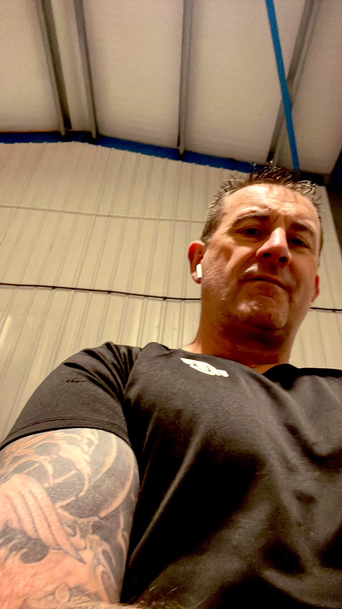 ManVMountain's tweet photo. Felt like crap, trained chest and Abs now feel ok! #lunchtimeworkout #killorcure https://t.co/DkOp3gZFGy
