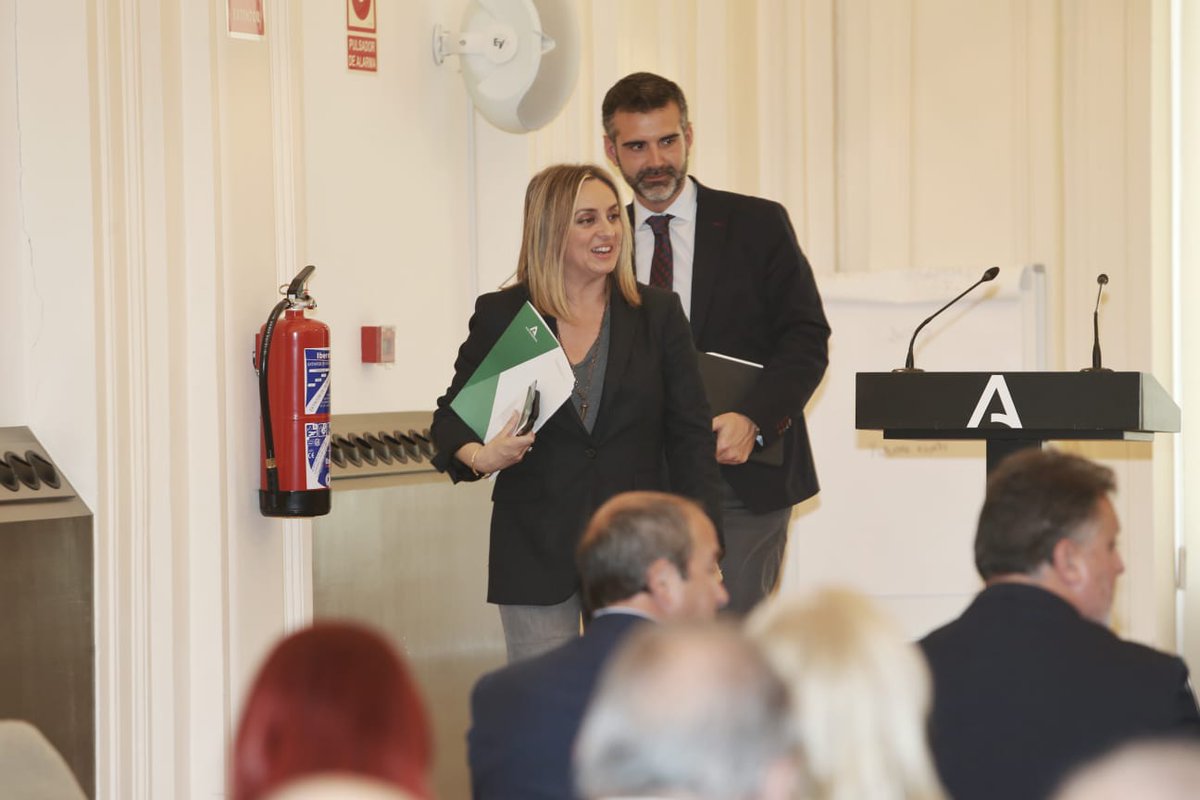 🍃 Hoy, con <a href="/RamonFPM/">Ramón Fernández-Pacheco M</a>, hemos presentado el Plan de Mejora de la Calidad del Aire de #Granada y su área metropolitana, con el que <a href="/AndaluciaJunta/">Junta de Andalucía</a> nos adelantamos a Europa en reducción de emisiones

📝 Tendrá como aliado el Plan de Transporte Metropolitano que aprobaremos este año
