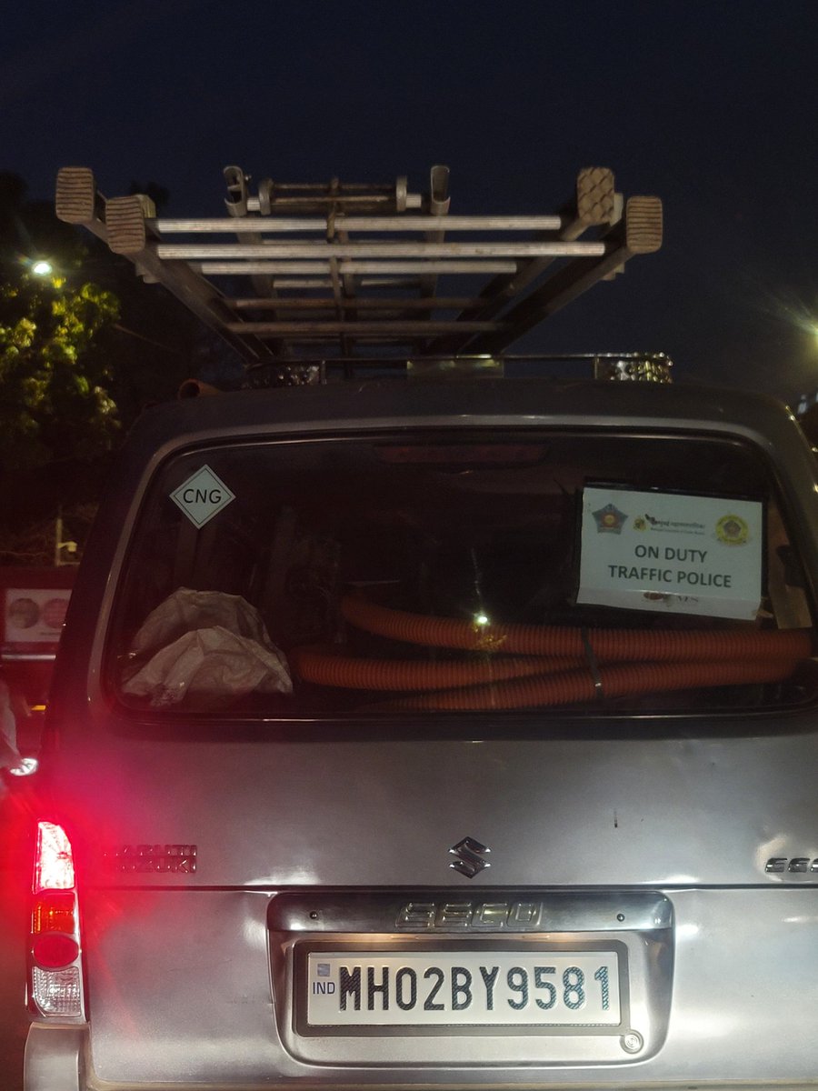 Kp_611's tweet photo. @mumbaimatterz isn't this unsafe. And surprisingly it's done by on duty traffic police. https://t.co/cW11LEKi1N