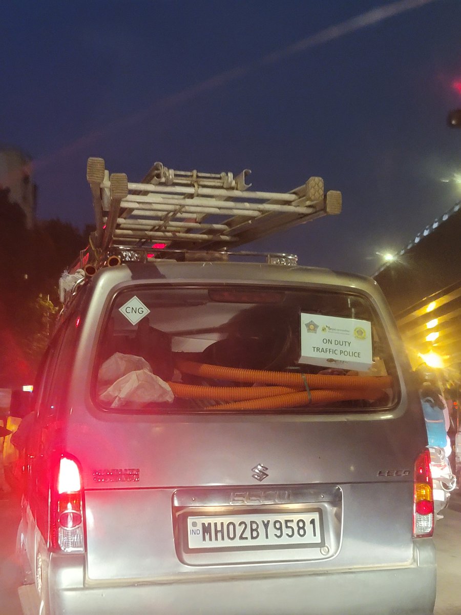 Kp_611's tweet photo. @mumbaimatterz isn't this unsafe. And surprisingly it's done by on duty traffic police. https://t.co/cW11LEKi1N