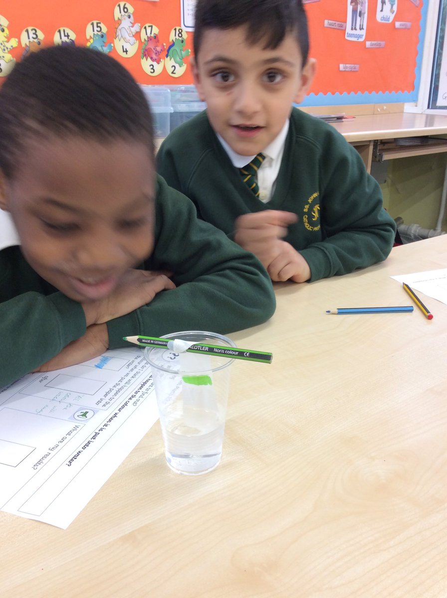 KS1 are investigating Colour Splitting during #scienceweek