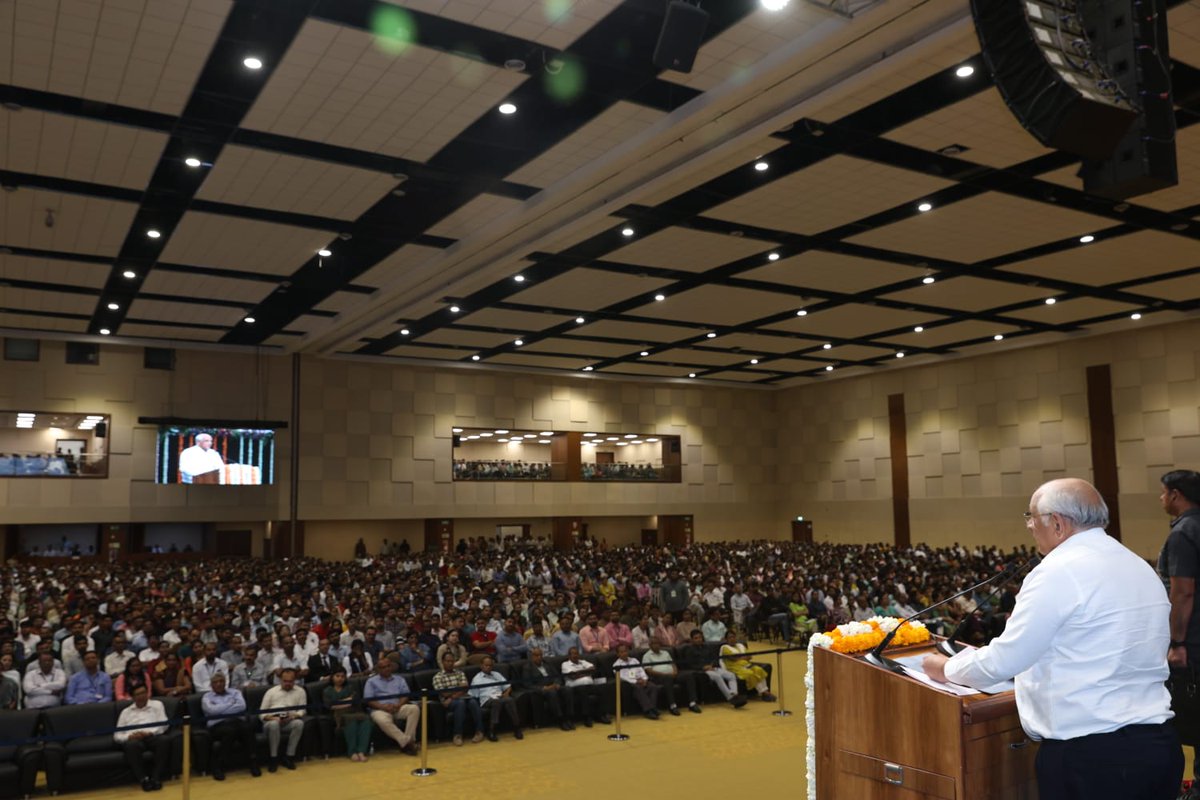 ગાંધીનગરના મહાત્મા મંદિર ખાતે આયોજિત કાર્યક્રમમાં ગુજરાત સરકારમાં વિવિધ સંવર્ગમાં પસંદગી પામેલા ઉમેદવારોને નિમણૂંકપત્ર એનાયત કર્યા. આજે કુલ 2531 યુવાઓ રાજ્ય સરકારની સેવામાં જોડાયા છે ત્યારે તેઓ કર્મયોગી ભાવનાથી જનસેવાના કાર્યોના સંવાહક બને તેવી શુભકામના વ્યક્ત કરી.