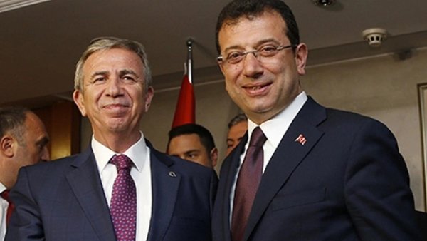 yirmiucderece's tweet photo. Cumhurbaşkanı Erdoğan'ın Başdanışmanı Mehmet Uçum:

"Anayasaya göre vesayet makamı ile belediye başkanlığı asla birleşemez. Aynı kişinin hem Cumhurbaşkanı Yardımcısı hem Belediye Başkanı olması Anayasanın açık ihlalidir.

Halk hesabını sorar." https://t.co/fpQgqO0Kve