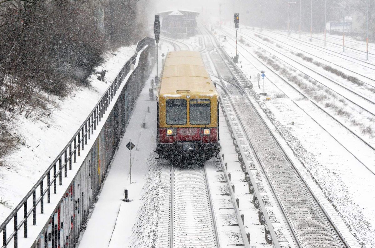 SBahnBerlin's tweet photo. Kaum ist der Schnee da, ist er auch schon wieder weg. ❄️😞
Wir haben es heute früh leider nicht mehr geschafft, eine winterliche S-Bahn zu fotografieren (das Foto der #BR485 anbei ist 2 Jahre alt), aber ihr vielleicht?
#Winter #Schnee #SBahnBerlin https://t.co/g5GNHmIDvB
