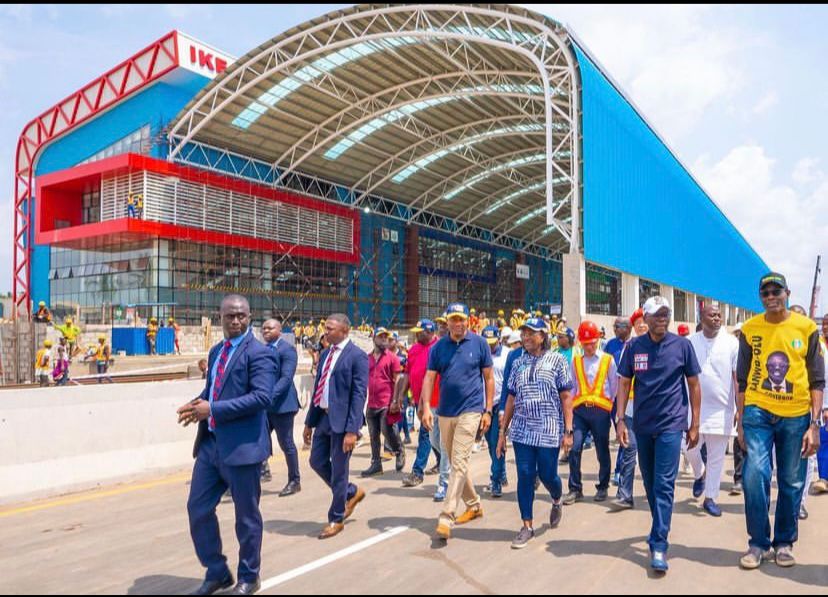 Lamataonline's tweet photo. The Lagos State Governor, Mr. Babajide Sanwo-Olu and the Managing Director of LAMATA, Engr. Mrs. Abimbola Akinajo went on a tour of the Red Line train station and overpass bridge at Ikeja, to assess the level of completion of infrastructure. #LRMT #Redline #LASG #LAMATA https://t.co/vo1ViAvQgn