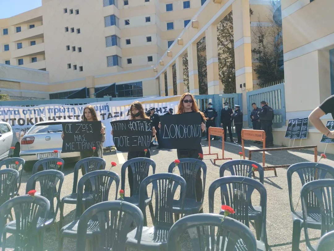 Katw_h_OPPI's tweet photo. 📣Οι φοιτητές με την παρουσία τους, την φωνή τους και το τραγούδι δείχνουν ότι δεν μασάνε από την υποκρισία και τ�� παραμύθια της κυβέρνησης. Ο αγώνας για την δικαίωση συνεχίζεται, με κινητοποιήσεις και απεργίες να  έχουν ήδη προγραμματιστεί και αυτή την βδομάδα σε όλη την Ελλάδα. https://t.co/b6s9dzRaKQ