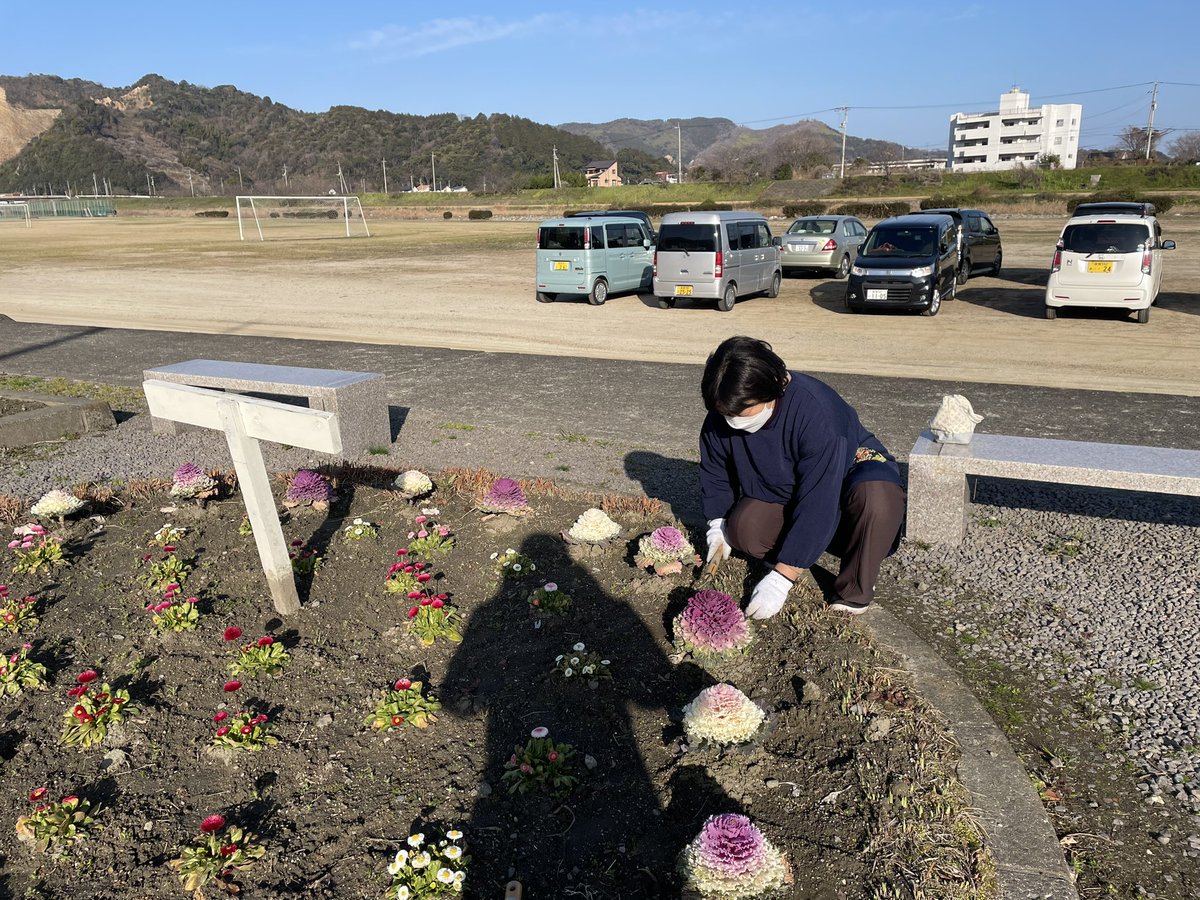 doi_sci's tweet photo. 昨日、日曜日の朝は定例の女性部花壇清掃でした🌱葉牡丹がまだ頑張ってます❣️
先月植えたデイジーやジュリアンも可憐に咲いていました🌼*･小さい草がたくさん生えていたところが、皆さんの協力であっという間に綺麗になりました👏いつもありがとうございます✨🥰

#土居町商工会
#土居町商工会女性部 https://t.co/iKBAEsWmjU