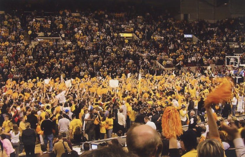 ShawMKE's tweet image. These photos are from the Horizon League title game in ‘05 when we got into the NCAA tourney. A great reminder to the players, staff, fans, and students of what THIS program is capable of doing! #StackGoodDays #LundyMagic