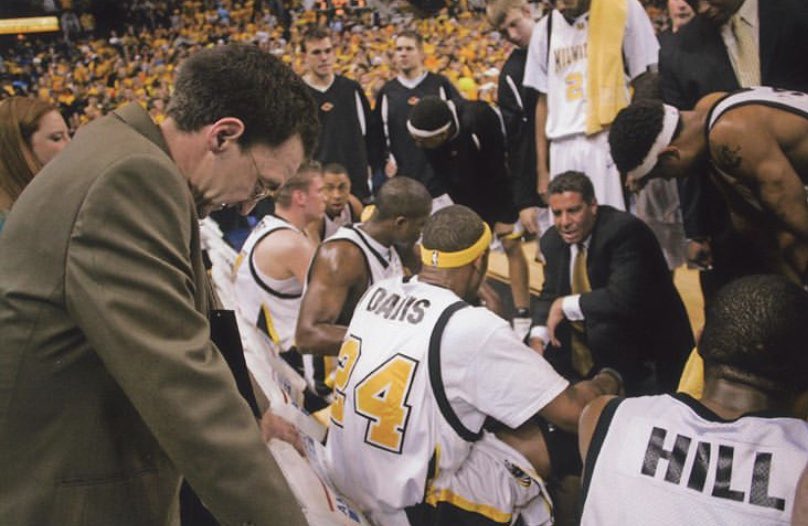 ShawMKE's tweet image. These photos are from the Horizon League title game in ‘05 when we got into the NCAA tourney. A great reminder to the players, staff, fans, and students of what THIS program is capable of doing! #StackGoodDays #LundyMagic