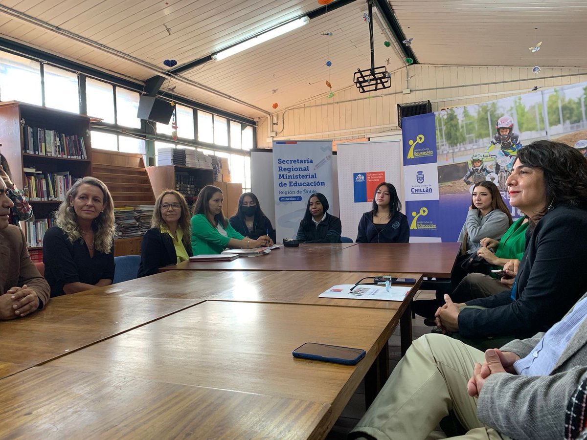 SubEducParv's tweet photo. ✨Seguimos en la región de Ñuble. Subse @lagos_lagoss y @seremieducnuble César Riquelme lideran conversatorio con equipos educativos y estudiantes de Técnico de #EducaciónParvularia del Liceo Técnico Profesional Martín Ruiz de Gamboa #PresentesPorElFuturo #VamosAlJardín https://t.co/cmXKD5VXLx