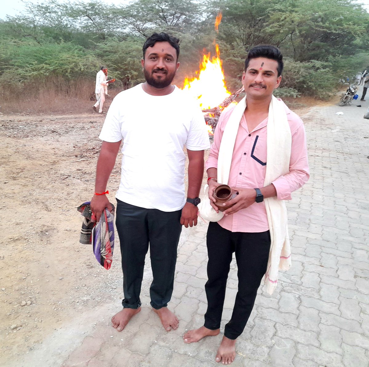 parassinhparmar's tweet photo. હોળી ના પાવન તહેવાર પર સૌના જીવનમાં આસુરી શક્તિઓનો નાશ થાય અને દૈવીશકિત ના વિજય નો જયઘોષ થાય તેવી પ્રાર્થના. હોળી ની અગ્નિ મા અહંકાર,દ્વેષ અને ઈર્ષા નો નાશ કરી દયા, જ્ઞાન અને પરોપકાર ની જ્યોત પ્રગટાવીએ....

આપ સૌને હોળી ના પાવનપર્વ ની હાર્દિક શુભકામનાઓ.🔥 https://t.co/BTt10HcwfO