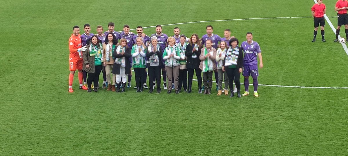 Rafa9Mainez's tweet image. ENORME el @atcosanluqueno dando visibilidad al próximo 8 de marzo: Día Internacional de la Mujer.

Equipación morada y homenajeando a algunos de las mujeres socias del club, con las que saltaron al terreno de juego. 👏👏👏

📸 @Pedrocurtido_