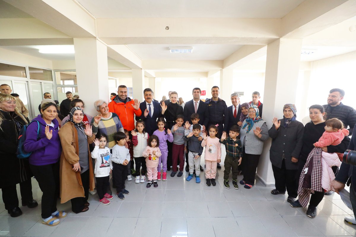 Seferihisar #universitemDEU tesislerimiz ile bölgedeki kurumlarda konaklayan depremzede vatandaşlarımızın 4-6 yaş grubu çocukları için oluşturulan kreşimizin açılışı ve ilk dersi Rektörümüz <a href="/hotar_nukhet/">Prof. Dr. Nükhet Hotar</a> ve ilçe protokolün katılımı ile gerçekleştirildi.