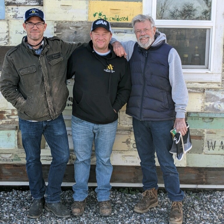 ProjectApism's tweet photo. Final Innovations Tour Stop: Getting up close and personal with honeybees positively impacted by the nutrition cover crops provide at Heitkam's Honey Bees.
#InnovationsTour #SeedsForBees #OctoberPlanting #CoverCrop #Carbon #Agriculture #HoneyBees #BeeHealth #Habitat https://t.co/urBCOk5kzf