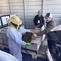 ProjectApism's tweet photo. Final Innovations Tour Stop: Getting up close and personal with honeybees positively impacted by the nutrition cover crops provide at Heitkam's Honey Bees.
#InnovationsTour #SeedsForBees #OctoberPlanting #CoverCrop #Carbon #Agriculture #HoneyBees #BeeHealth #Habitat https://t.co/urBCOk5kzf