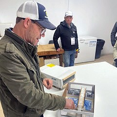 ProjectApism's tweet photo. Final Innovations Tour Stop: Getting up close and personal with honeybees positively impacted by the nutrition cover crops provide at Heitkam's Honey Bees.
#InnovationsTour #SeedsForBees #OctoberPlanting #CoverCrop #Carbon #Agriculture #HoneyBees #BeeHealth #Habitat https://t.co/urBCOk5kzf