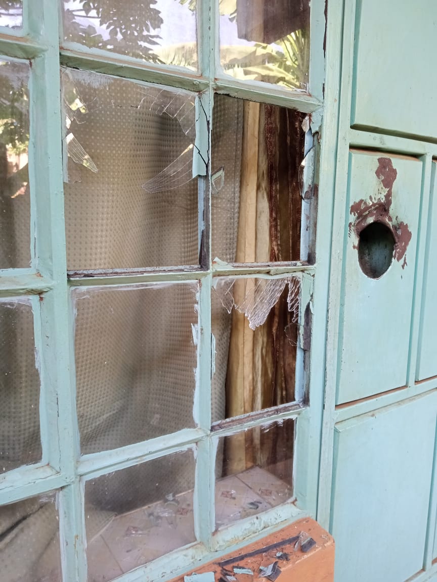 KR_Tangul's tweet image. We condemn the corwardice act done by the police @NPSOfficial_KE, how can you break into a students premises in the name of riotes, which police act gives you that power, did you have a search warrant, we demand  the comrades to be released immediately @IPOA_KE

Meru university