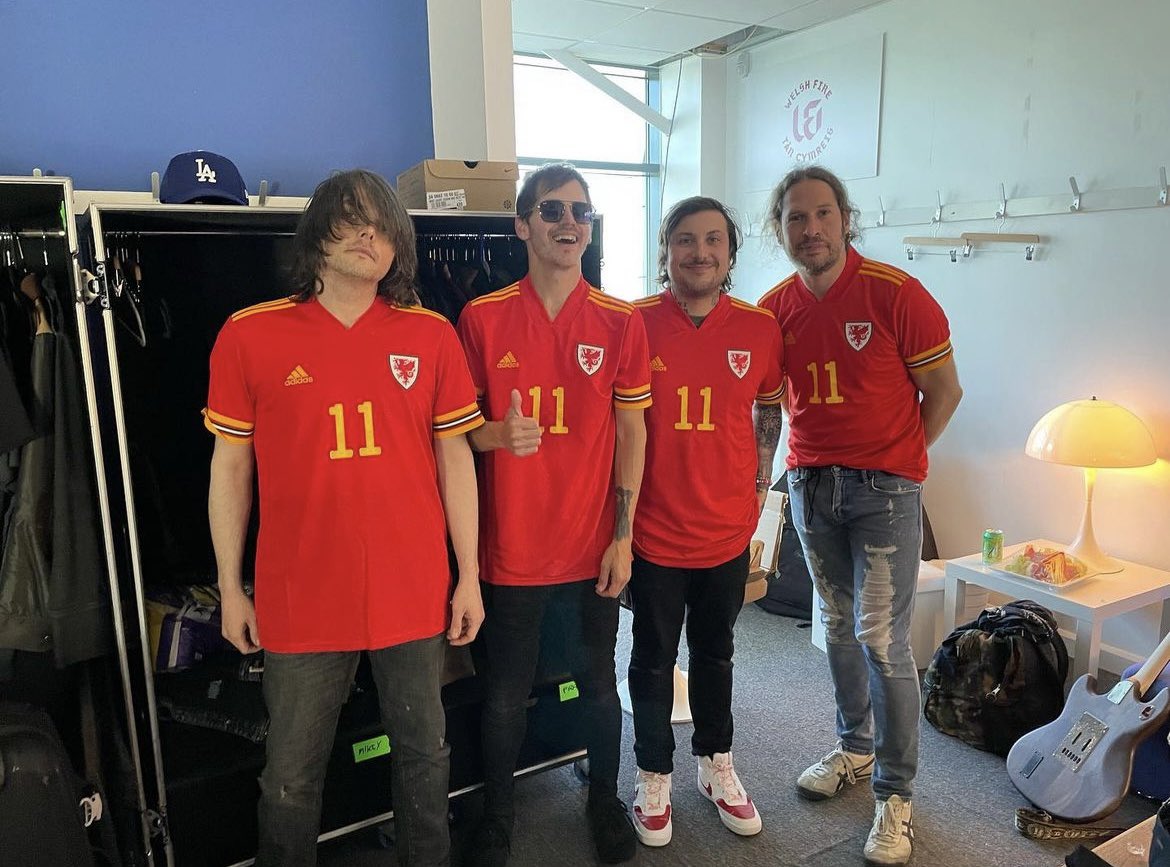 MCRupdates1's tweet photo. Good morning/afternoon.
Happy MCR will play a show again this week week https://t.co/YRulgmOMUs
