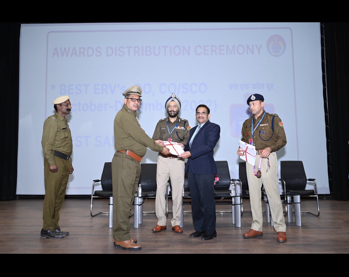 112Haryana's tweet photo. ACS Home, Sh. T.V.S.N Prasad, IAS visited SERC, Panchkula to chair a meeting with representatives of Police, Health &amp; Fire departments. @aschawlaips (Nodal officer HR-112) received him. Mr Prasad felicitated Best Performers of Haryana-112 &amp; best Samaritan Citizens of Haryana. https://t.co/iEwSdG5zd2