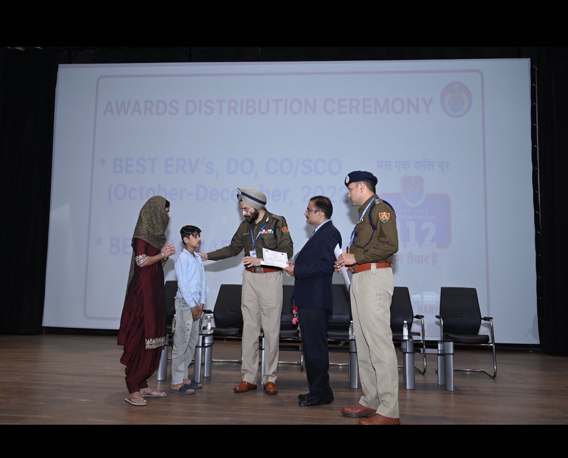 112Haryana's tweet photo. ACS Home, Sh. T.V.S.N Prasad, IAS visited SERC, Panchkula to chair a meeting with representatives of Police, Health &amp; Fire departments. @aschawlaips (Nodal officer HR-112) received him. Mr Prasad felicitated Best Performers of Haryana-112 &amp; best Samaritan Citizens of Haryana. https://t.co/iEwSdG5zd2