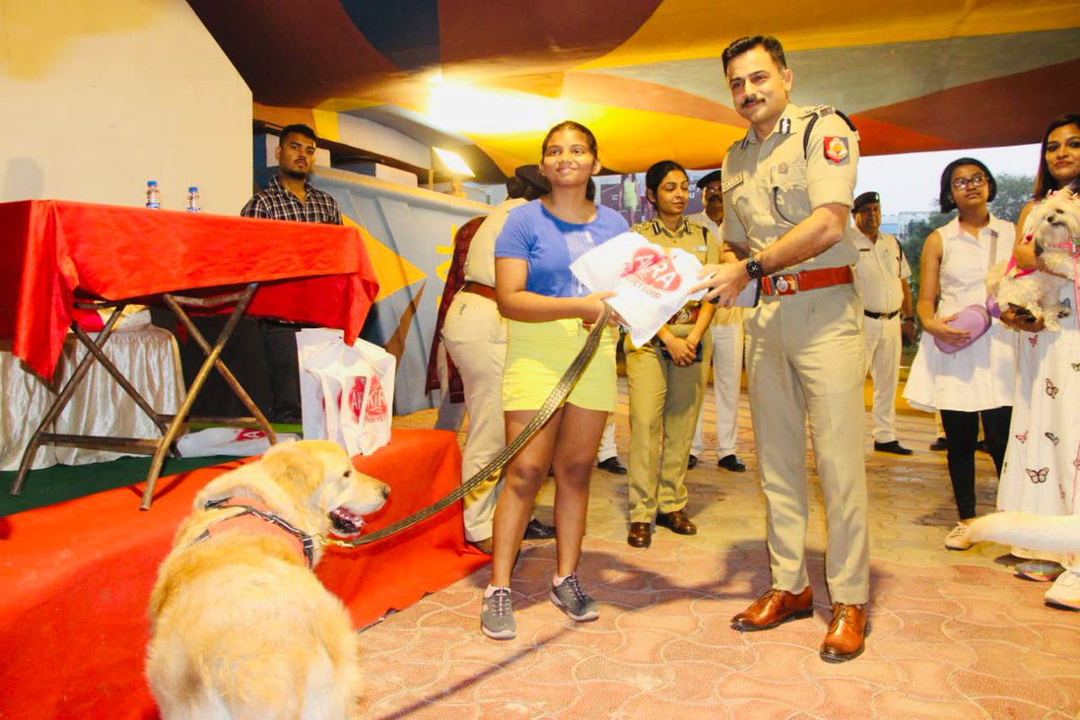 bidhannagarpc's tweet photo. 𝐏𝐞𝐭 &amp; 𝐒𝐭𝐫𝐚𝐲 𝐅𝐫𝐢𝐞𝐧𝐝𝐥𝐲 𝐇𝐨𝐥𝐢
To generate awareness and sensitivity against colouring pets and stray animals as it bothers them, a rally cum small awareness programme was organised by Bidhannagar Police Commissionerate near City Square, New Town. https://t.co/VpxUVUJ1t6