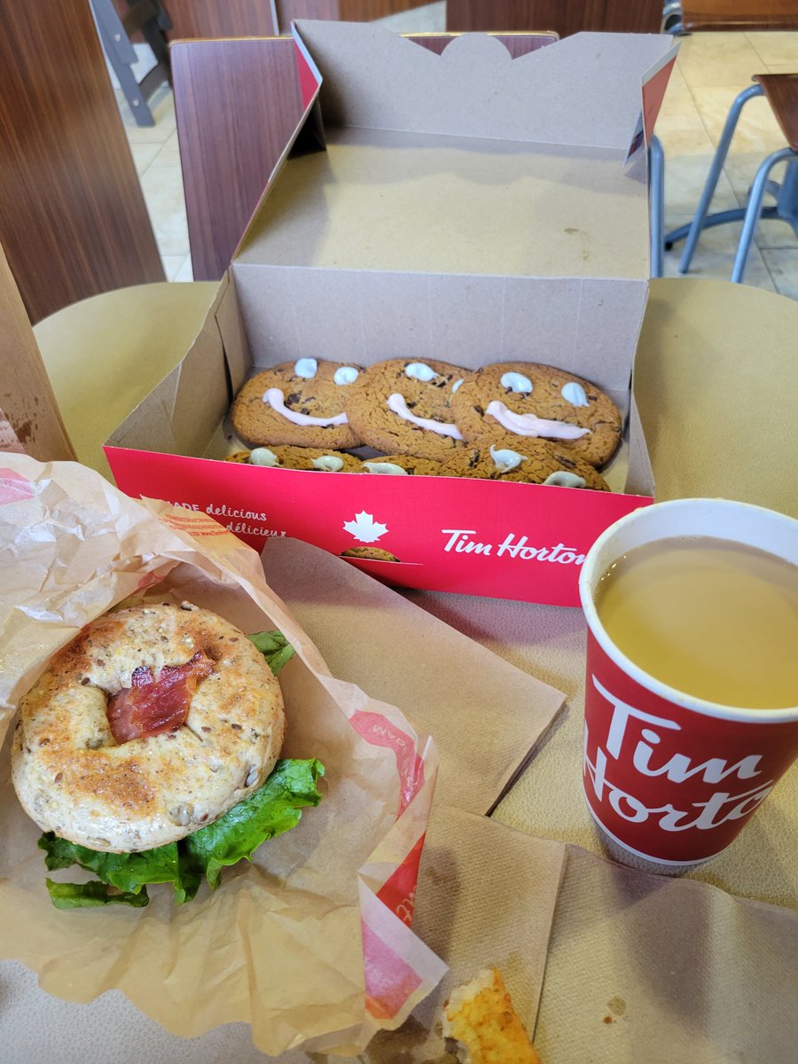 😊😊 Good morning my bright Monday. Wishing me and my family a happy day 🌞🌞 and success in my career and everyone. Thank you for today's breakfast 🍳🍳🍳🍔🥛🥛