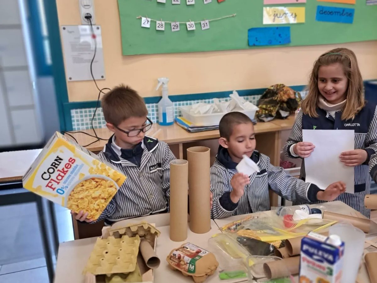 epiasabadell's tweet photo. QUÈ FEM DEL QUE LLENCEM?
Els nens i nens de segon hem construït uns robots molt divertits amb materials reciclats que hem portat de casa. Abans de llançar les coses, pensem com les podem reutilitzar!!
#2NPRIPIASABADELL
#SUMMEMPIASABADELL https://t.co/e0u88GX92g