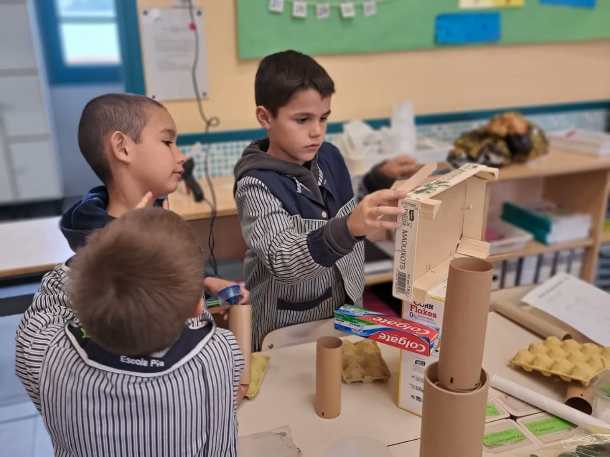epiasabadell's tweet photo. QUÈ FEM DEL QUE LLENCEM?
Els nens i nens de segon hem construït uns robots molt divertits amb materials reciclats que hem portat de casa. Abans de llançar les coses, pensem com les podem reutilitzar!!
#2NPRIPIASABADELL
#SUMMEMPIASABADELL https://t.co/e0u88GX92g