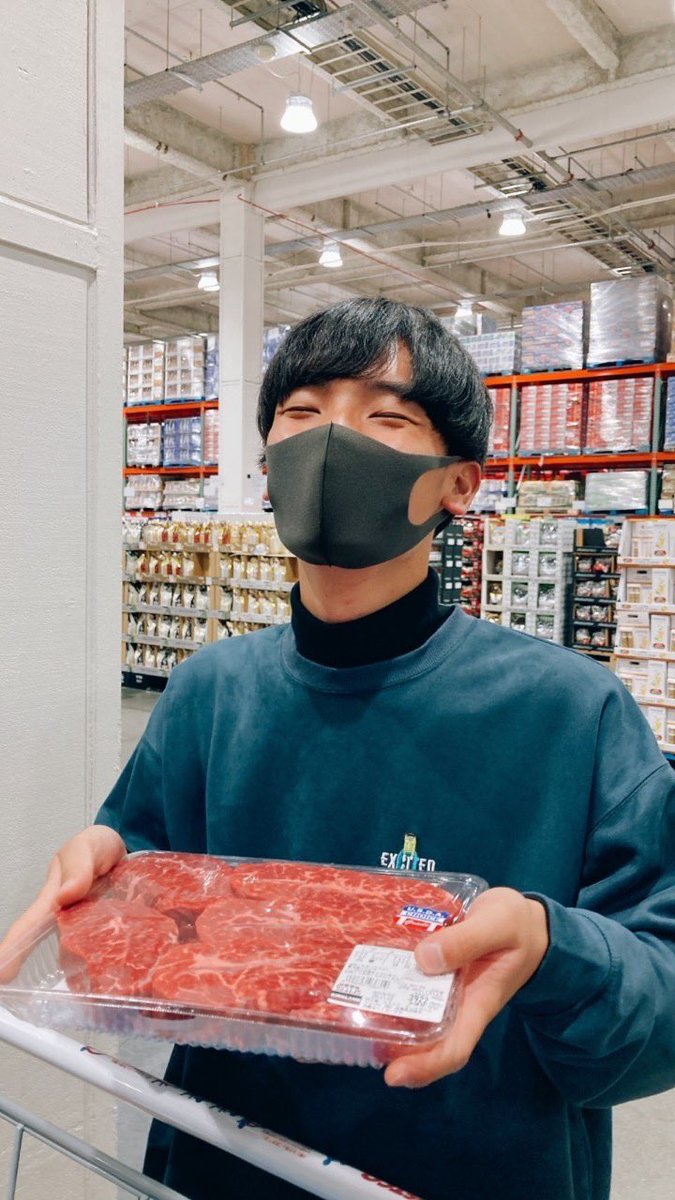 bachiaka_inspi's tweet photo. No.1 六甲おろし(Bass)

人のおしぼり勝手に使う、食べ物ばらまける、絶対閉めると言ったのに車の扉を閉めないが、アカペラへの熱は誰にも負けないバチアカのバンマス。誰にも負けない育ちの悪さと低音で今宵も観客を魅了する。
(文責:つきみー) https://t.co/C4y9Mk1cWe