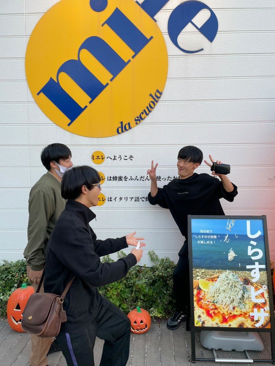 bachiaka_inspi's tweet photo. No.1 六甲おろし(Bass)

人のおしぼり勝手に使う、食べ物ばらまける、絶対閉めると言ったのに車の扉を閉めないが、アカペラへの熱は誰にも負けないバチアカのバンマス。誰にも負けない育ちの悪さと低音で今宵も観客を魅了する。
(文責:つきみー) https://t.co/C4y9Mk1cWe