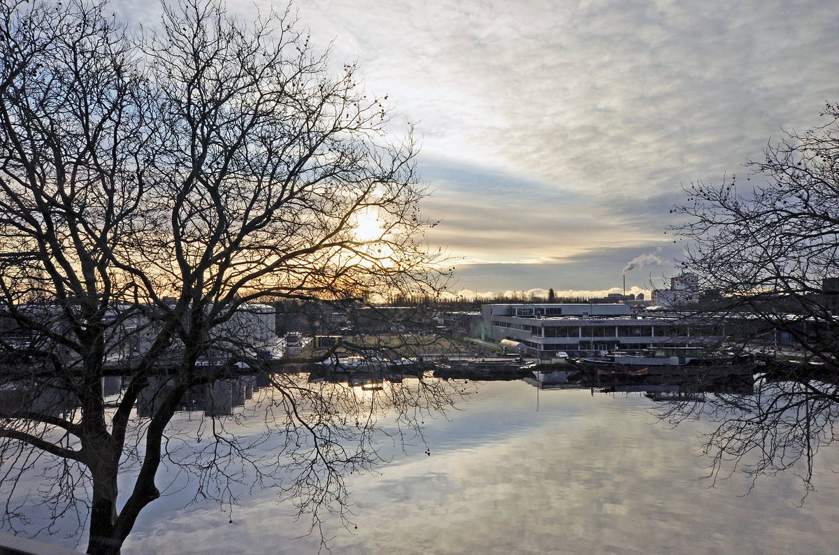 WormJK's tweet photo. Het water van de Zaan kleurt prachtig mee met de lucht. https://t.co/thLChi6JkR