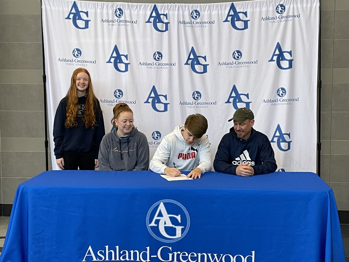 The Bluejay family is proud to celebrate with Lleyton West as he makes his commitment to continue his Football career at Doane University…Congratulations Lleyton!