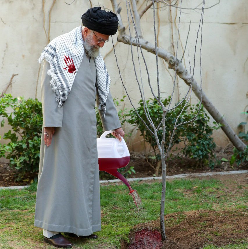 Mojtabapacino's tweet photo. دیکتاتور در حال آبیاری درخت انقلاب با خون مردم
#مهسا_امینی https://t.co/BlQUvgGQp0