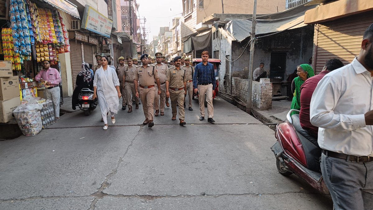 #Aligarh
#FootPatrolling
#SSP_Aligarh के निर्देशन में #SPCity, #ADM_City द्वारा आगामी त्योहार होली, शब-ए-बारात के दृष्टिगत शहर क्षेत्र के मुख्य बाजारों एवं मिश्रित आबादी वाले संवेदनशील स्थानों पर पैदल गश्त कर सद्भावनापूर्ण ढ़ंग से मनाने हेतु की गई अपील ।