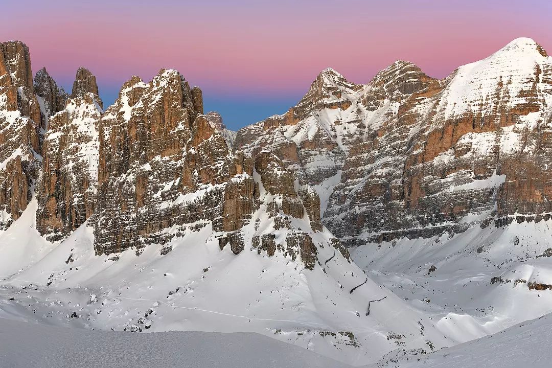Le Tofane sono caratterizzate da tre vette dominanti con un'altitudine superiore ai 3.000 metri, la Tofana di Ròzes (3.225 metri), la Tofana di Mezzo (3.244 metri) e la Tofana de Inze, o di Dentro (3.238 metri)

PH IG nicola.chinellato

Scopri di più: dolomiti.it/it/passi-e-mon…