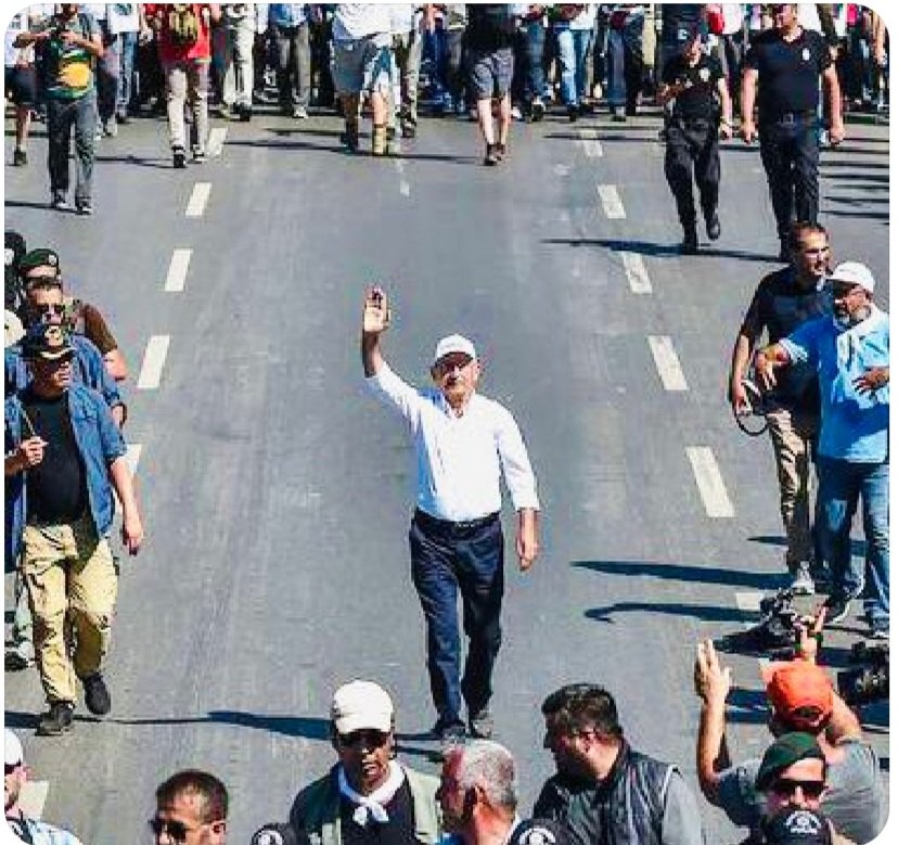 Erdal Erzincan (@erdalerzincan) on Twitter photo Her şey seninle başladı.
Bugün yaşadığımız heyecanın ve umudun sebebi bu fotoğrafta gizli. Bunu da kimsenin gizleme hakkı yoktur. Yanındayız yanında olacağız.
<a href="/kilicdarogluk/">Kemal Kılıçdaroğlu</a> Her şey seninle başladı.
Bugün yaşadığımız heyecanın ve umudun sebebi bu fotoğrafta gizli. Bunu da kimsenin gizleme hakkı yoktur. Yanındayız yanında olacağız.
<a href="/kilicdarogluk/">Kemal Kılıçdaroğlu</a>