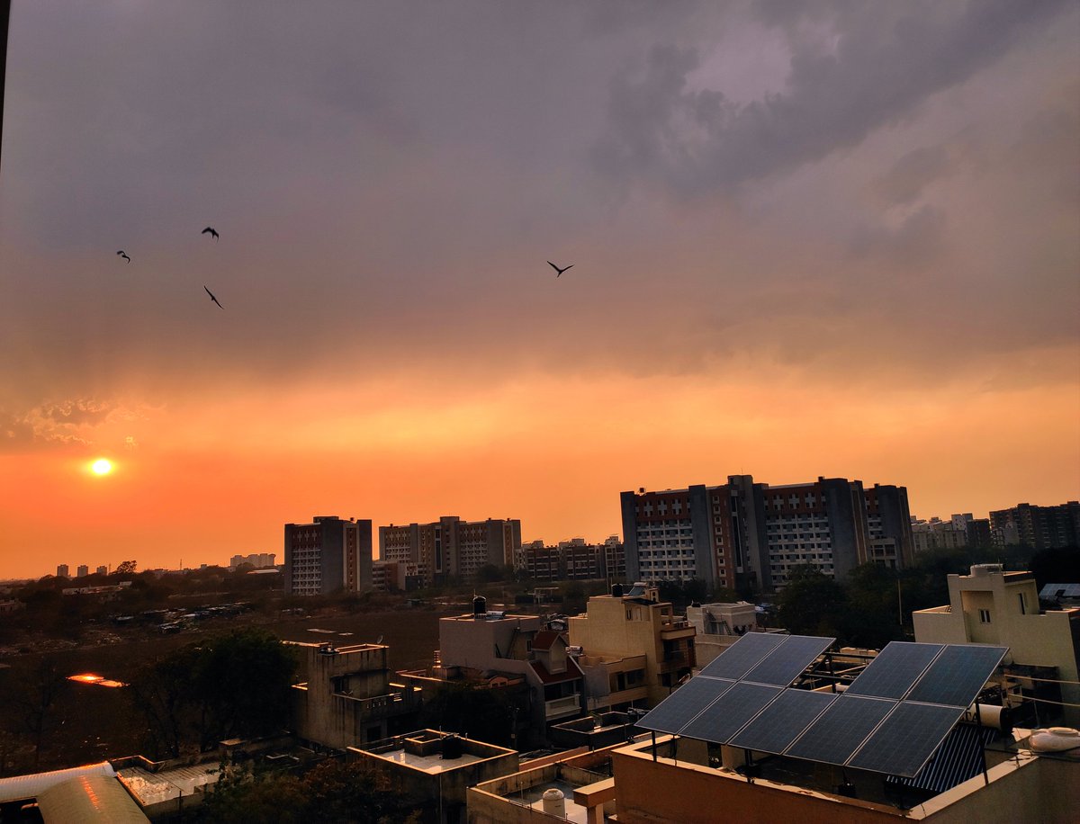 #Dusky skies over #Rajkot following #UnseasonalRains. #Drizzle continued till late evening. ⛈️☔