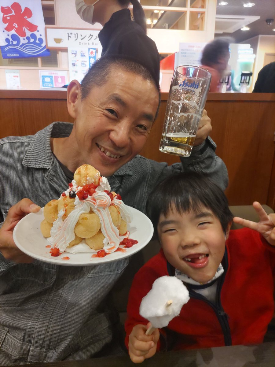 chamusume's tweet photo. 今日は夫の誕生日🎉いつものように手作り巨大ケーキでお祝いする時間がなくてしゃぶしゃぶ食べ放題へ！年明けてからほんとドタバタでお祝い系が何もできていなかったので、娘の誕生日・私たちの結婚記念日・娘の高校合格＆中学卒業などなどまとめて乾杯🍻はぁ〜食べた食べた満腹満足😁 https://t.co/rOo99N3ujb